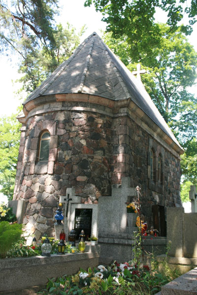 kaplica grobowa zbudowana z głazów granitowych. Grób rodziny Orszaghów.
